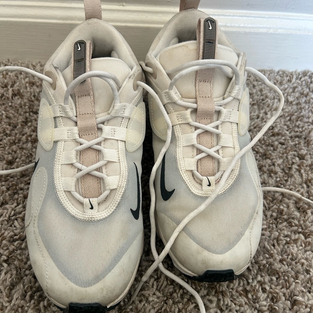 Nike Off-White & Black Low-Top Sneakers